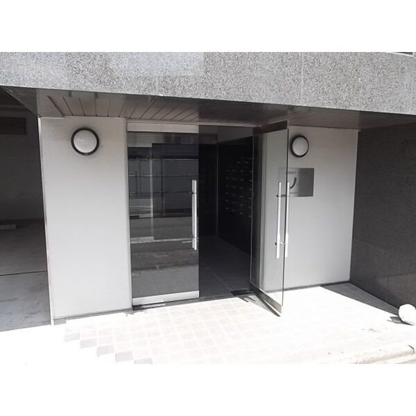 AMBER HOUSE Jingu　(アムバーハウス　ジングウ)のエントランス