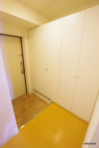 ルーエ江坂　仲介手数料無料の玄関