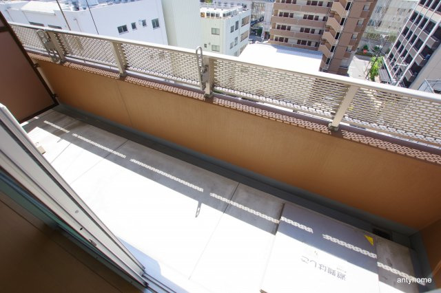 ルーエ江坂　仲介手数料無料のバルコニー