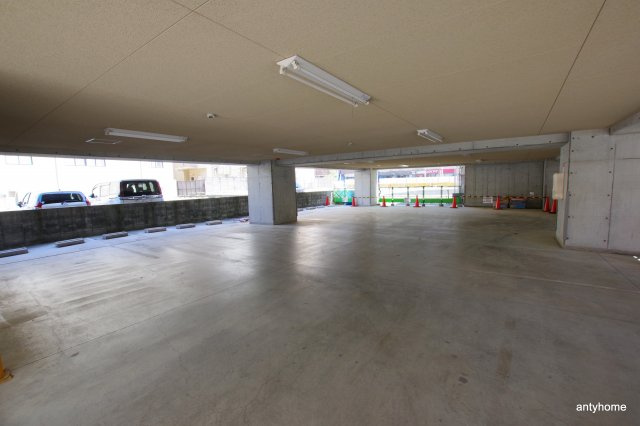 ルーエ江坂　仲介手数料無料の駐車場