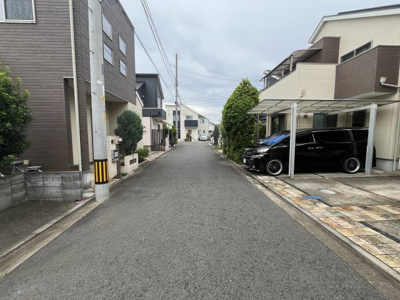 【前面道路含む現地写真】 | 立川市幸町四丁目　中古戸建 | 前面道路は閑静な住宅地の通りとなるため、車通りは多くありません。 安心して車庫入れ可能。