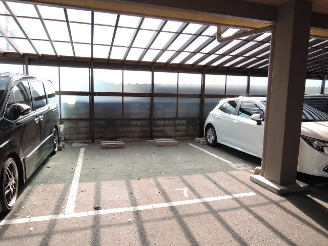 サンヴェール高槻の駐車場