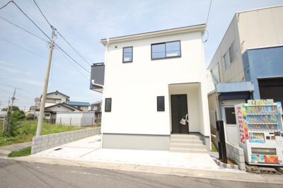 【外観】 | 三郷市茂田井3890 | 駐車スペース2台可能（車種による）