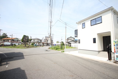 【前面道路含む現地写真】 | 三郷市茂田井3890 | 前面道路含む現地写真です