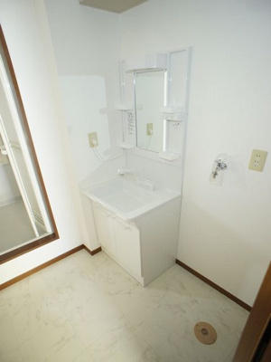 【独立洗面台】 | ラフォーレ・ファインC | 洗髪洗面化粧台と洗濯機置き場があります♪