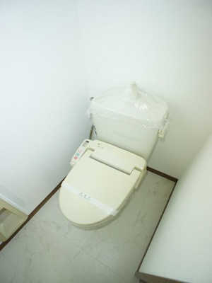 【トイレ】 | ラフォーレ・ファインC | 温水洗浄暖房便座機能付きです♪