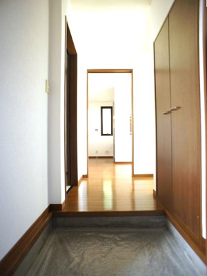 【玄関】 | ラフォーレ・ファインC | 玄関スッキリ！たくさん収納できるシューズボックスが付きです♪