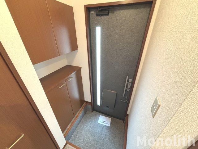 パル春日 A棟の玄関