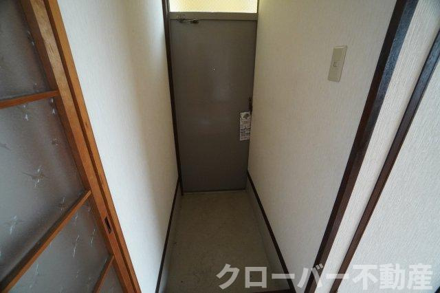 ひまわりアパートの玄関