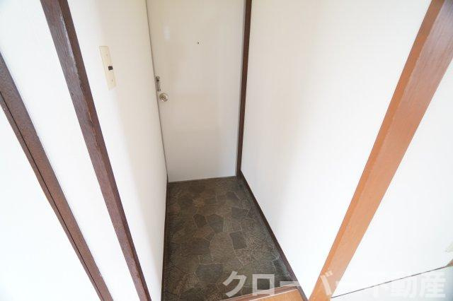 ひまわりアパートの玄関