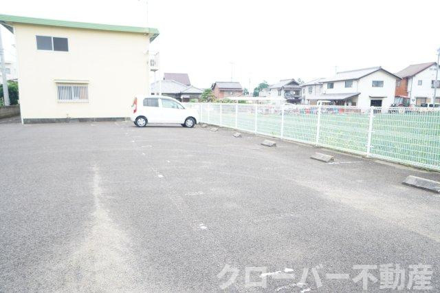 ひまわりアパートの駐車場