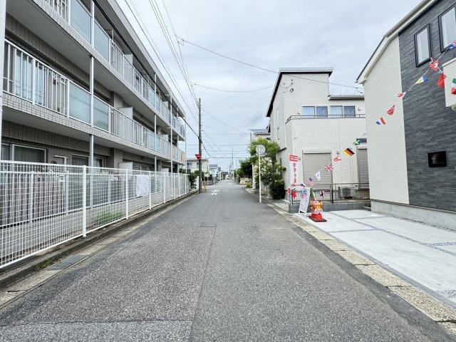 松戸市新松戸南3丁目新築戸建【新松戸南小学校：5分】の前面道路含む現地写真|西側前面道路・幅員約6ｍ