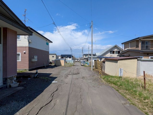 緑ヶ岡5丁目　売土地の前面道路含む現地写真