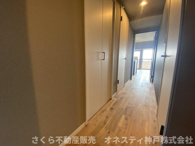 ネクステージ西神中央 D棟の内装|廊下の写真です。無垢フローリング・オーク材を使用！