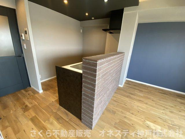 ネクステージ西神中央 D棟のキッチン|キッチン壁に煉瓦タイル施工！