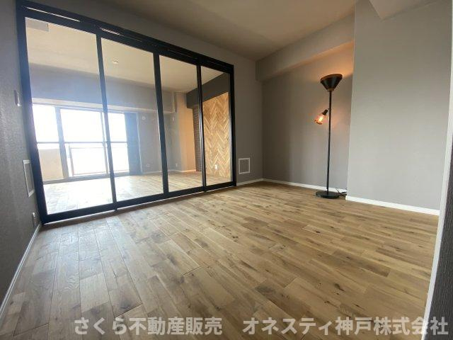 ネクステージ西神中央 D棟の洋室|洋室約6.0帖。扉に高級感のあるガラス使用！