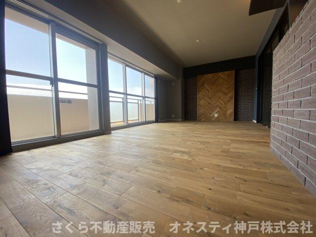 ネクステージ西神中央 D棟の居間・リビング|LDK約15.5帖。広々として明るいLDKです。