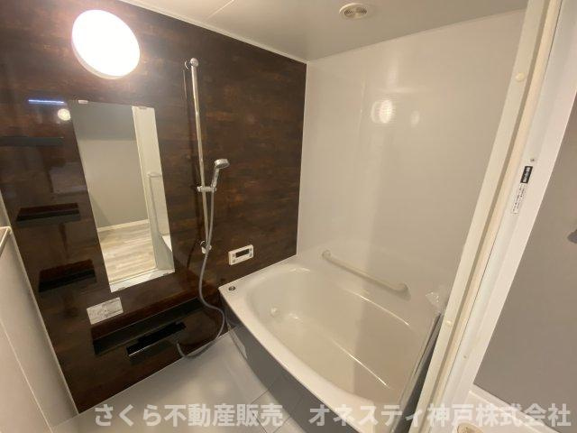 ネクステージ西神中央 D棟の浴室|アクセントパネルがオシャレなお風呂です。