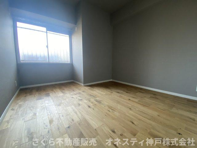 ネクステージ西神中央 D棟の洋室|洋室5.4帖。明るいお部屋です。