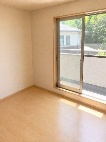 糟屋郡須恵町大字上須恵　中古戸建の洋室|バルコニーに面した洋室です！
※AI加工により家具・荷物を消去しています（現況優先）