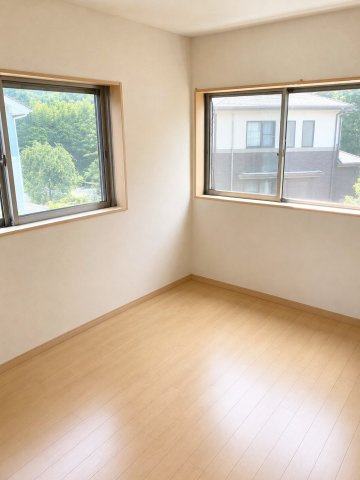 糟屋郡須恵町大字上須恵　中古戸建の洋室|二面採光で日当たり良好！明るい洋室です！
※AI加工により家具・荷物を消去しています（現況優先）