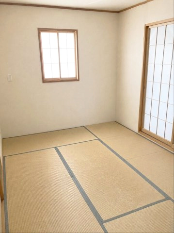 糟屋郡須恵町大字上須恵　中古戸建の和室|リビング横の和室です！家族のくつろぎスペースや客間など、様々な用途で利用できます！
※AI加工により家具・荷物を消去しています（現況優先）
