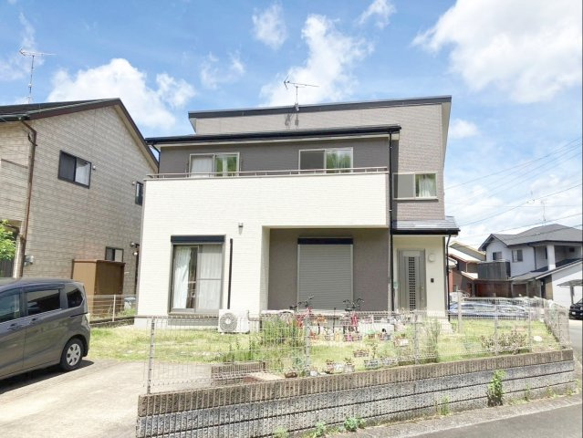 糟屋郡須惠町大字上須惠　中古戸建の玄関|窓や玄関ドアからの採光がとれた明るい玄関です！玄関収納があります！