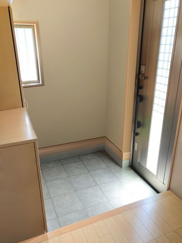 糟屋郡須恵町大字上須恵　中古戸建の玄関|窓や玄関ドアから採光がとれた明るい玄関です！
※AI加工により荷物を消去しています（現況優先）
