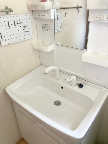 糟屋郡須恵町大字上須恵　中古戸建の独立洗面台|便利なシャワー付き洗面台です！
ホースが伸ばせて洗面ボウル全体を流せるのでお掃除にも活躍します！