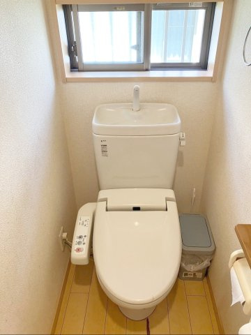 糟屋郡須惠町大字上須惠　中古戸建のトイレ|トイレは温水洗浄便座です！窓付きで明るく、手軽に換気ができます！