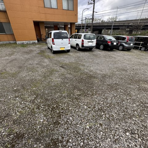 ハイツ高村の駐車場