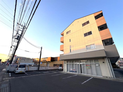 【外観】 | パークヒルマンション | 隣にくすりのアオキがあります。4階建てマンションです