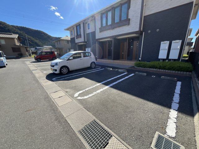 ラッフィナート・リアンＢの駐車場