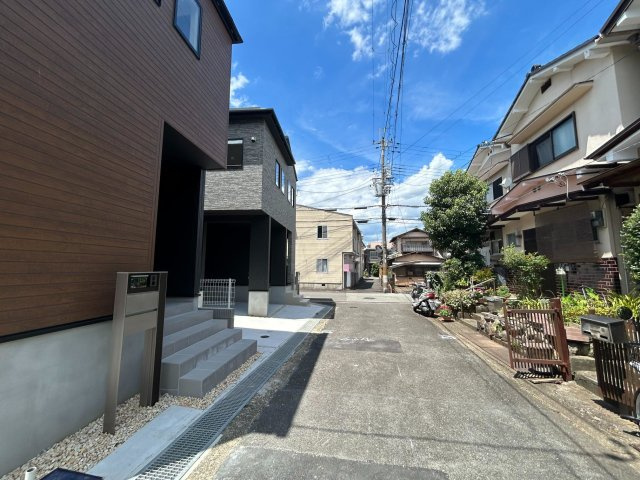 ＪＲ山陰本線『並河』駅まで徒歩５分♪折上・勾配天井付きの開放感のある３ＬＤＫ☆亀岡市大井町かすみケ丘の前面道路含む現地写真|前道