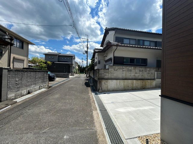 ＪＲ山陰本線『並河』駅まで徒歩５分♪折上・勾配天井付きの開放感のある３ＬＤＫ☆亀岡市大井町かすみケ丘の前面道路含む現地写真|前道