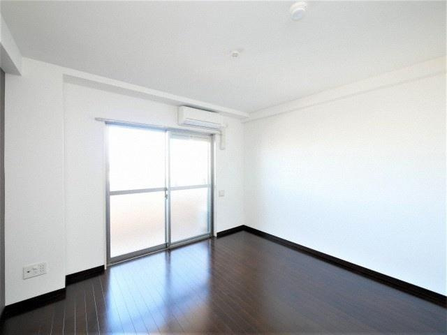 サムティ江坂JuReveの居間・リビング