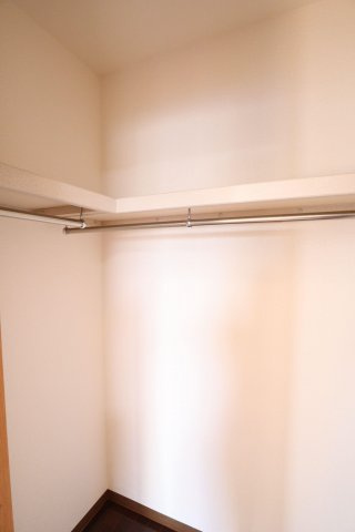 ラトゥール江坂の収納|ウォークインクローゼット