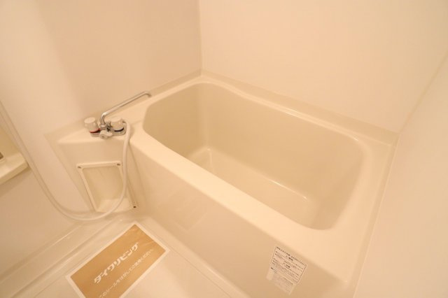 ラトゥール江坂の浴室