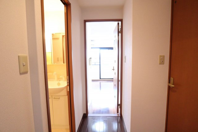 ラトゥール江坂の玄関|廊下