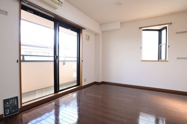 ラトゥール江坂の居間・リビング|洋室