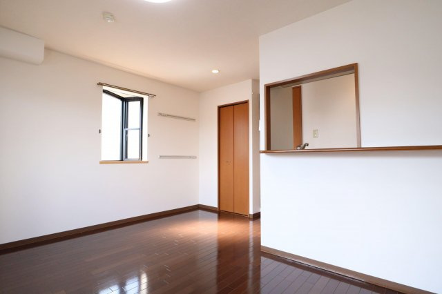 ラトゥール江坂の居間・リビング|洋室