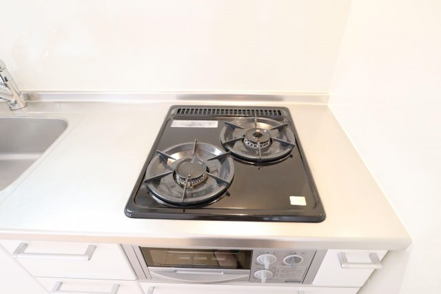 サニーコートのキッチン|システムキッチン（2口ガスコンロ）