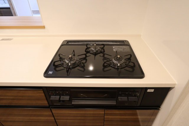 カーサ　マリーナ　モンテカルロのキッチン|システムキッチン（3口ガスコンロ）