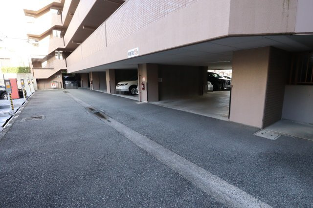プレステージ上山手の駐車場