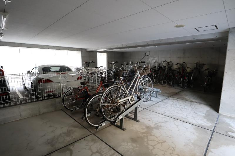 パークレジデンス江坂の駐車場