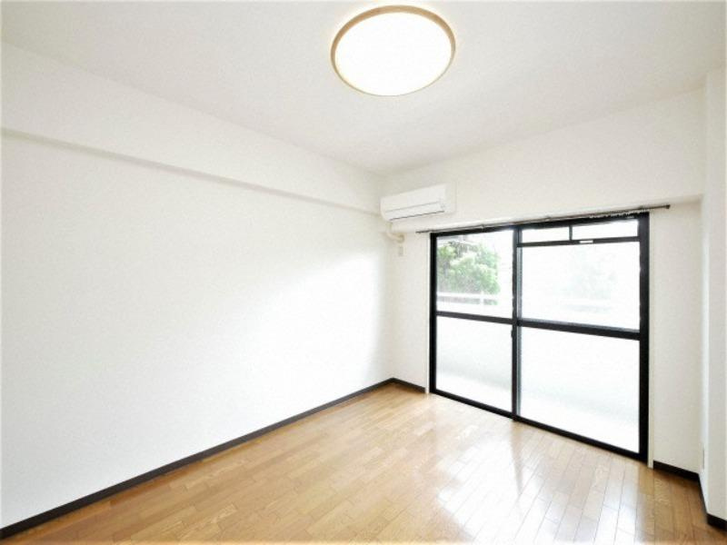 パインコート江坂IIの洋室