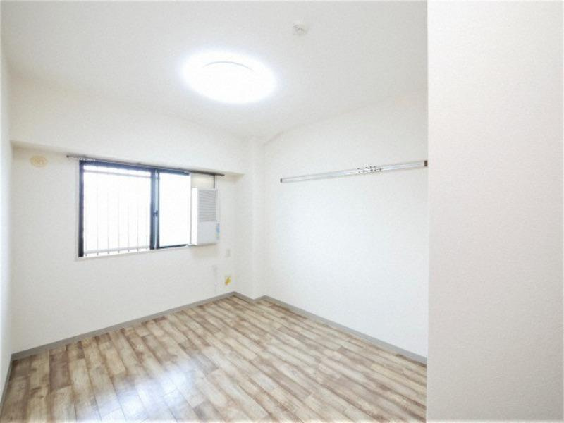 パインコート江坂Iの洋室