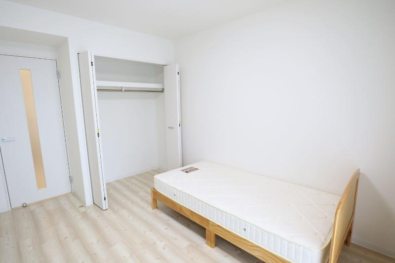 エルプレイス東三国の洋室