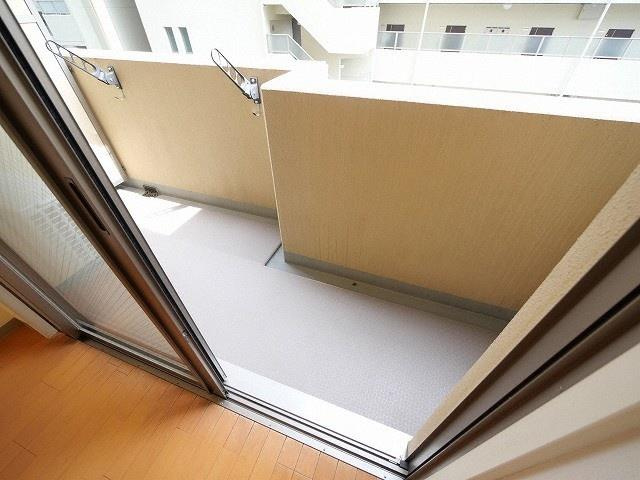 ドゥーエ江坂Iのバルコニー