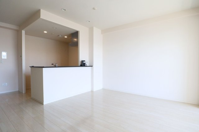 Y‘scourt千里山の居間・リビング|バルコニー